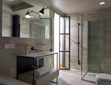 Voorbeelden van industriële badkamers