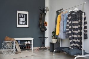 5 creative manieren om het ophangen van je kleding beter te organiseren