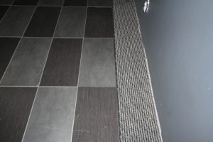 Een warme en moderne vloer met tapijt tegels