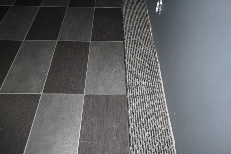Deens Adelaide Afbreken Een warme en moderne vloer met tapijt tegels - Interieur Specialisten
