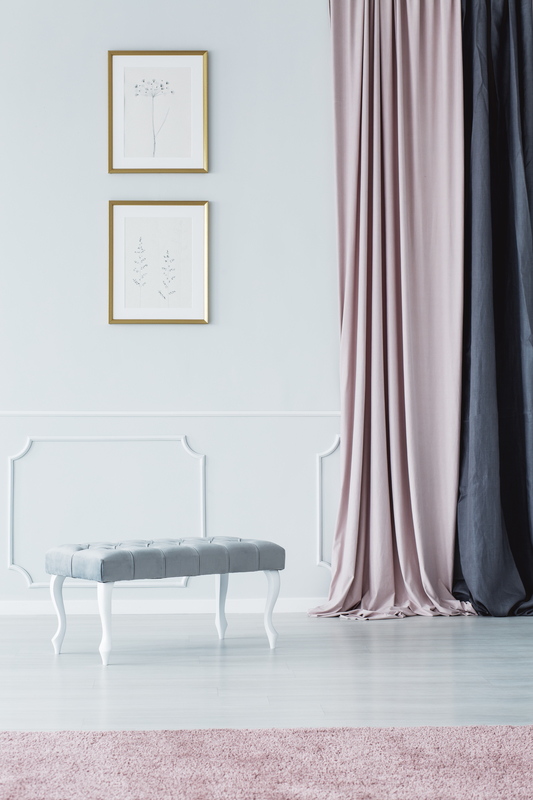 Grote meubels en lange accessoires