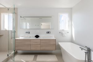 Met deze tips laat je een donkere badkamer lichter lijken